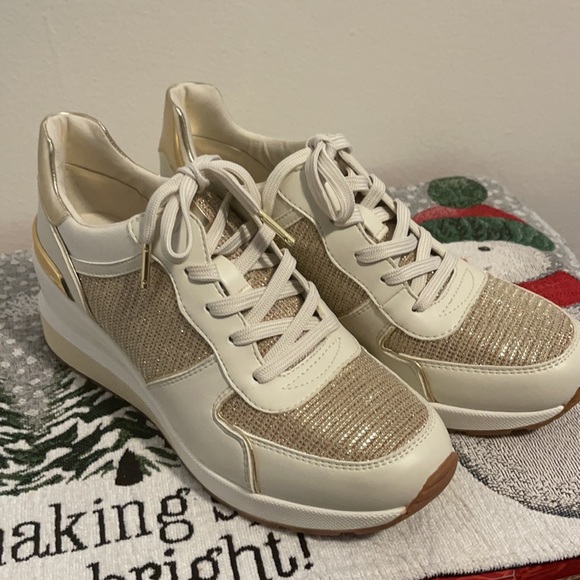 Sneakers - Picture 3 of 3